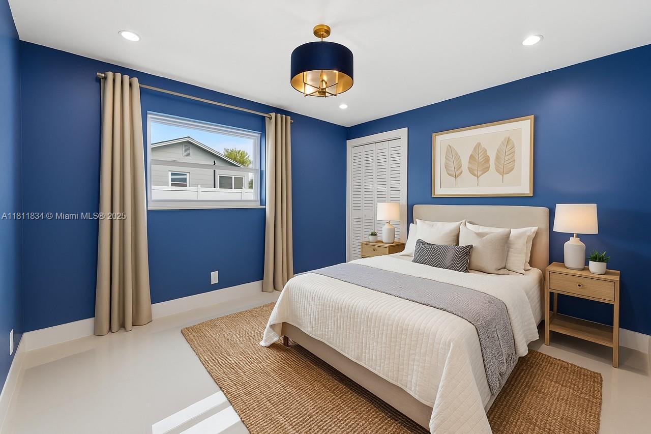 HOLLYWOOD HILLS - Residential