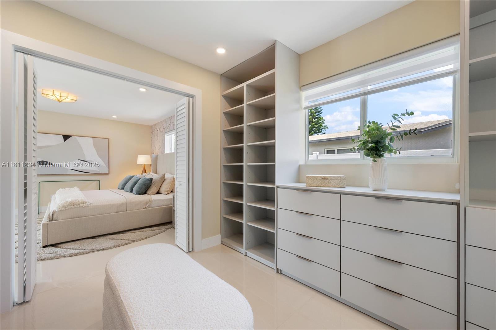HOLLYWOOD HILLS - Residential