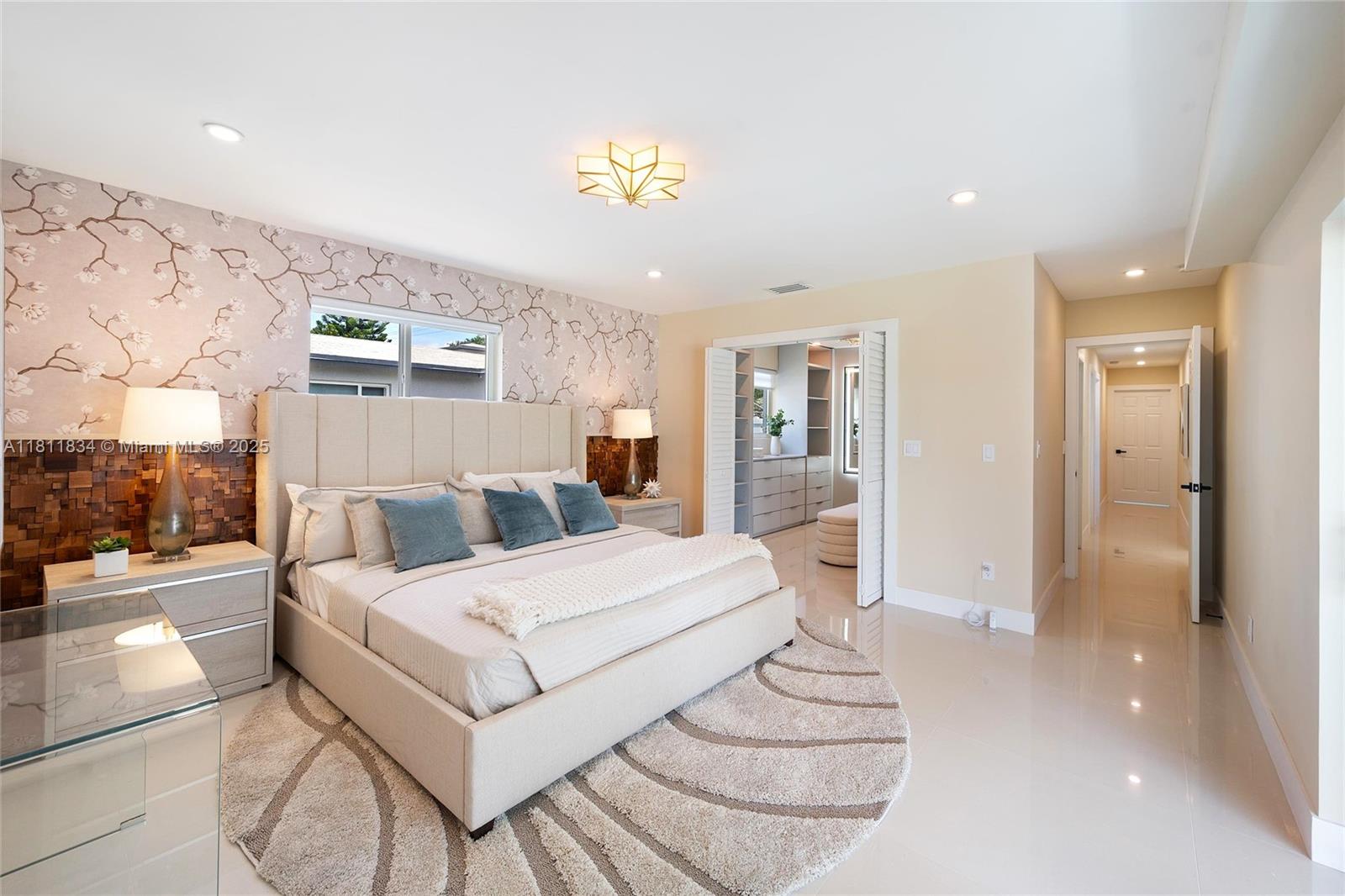 HOLLYWOOD HILLS - Residential