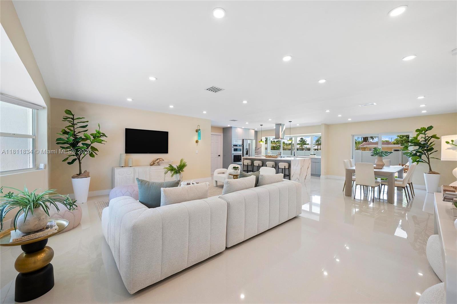 HOLLYWOOD HILLS - Residential