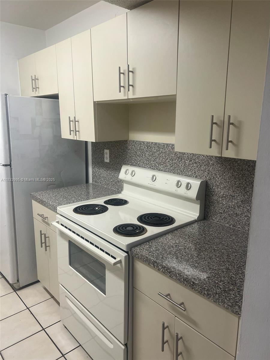 SOLEIL LAKE CONDO - Residential Lease