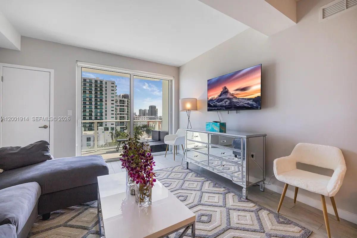 321 NE 26th St PH906