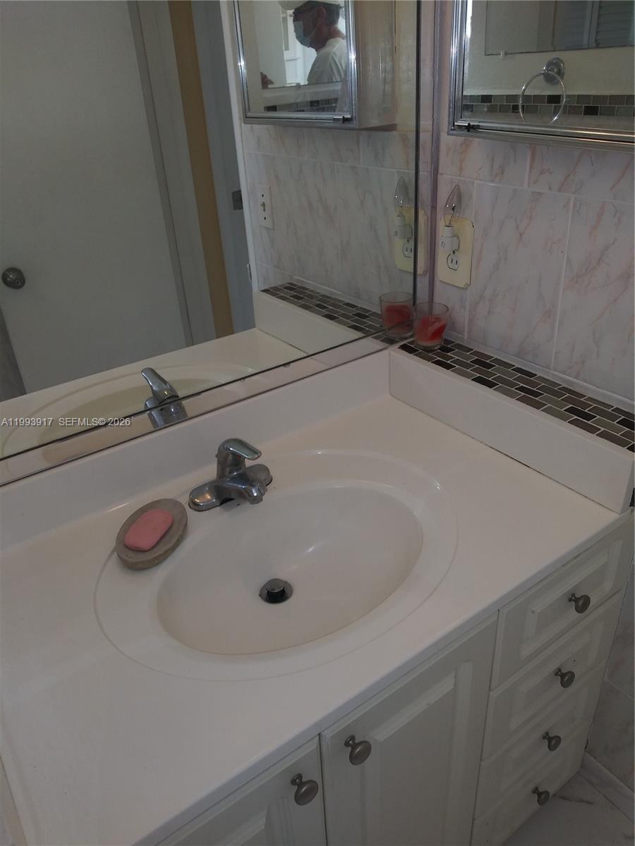 ELDORADO COUNTRY CLUB TOW - Residential Lease