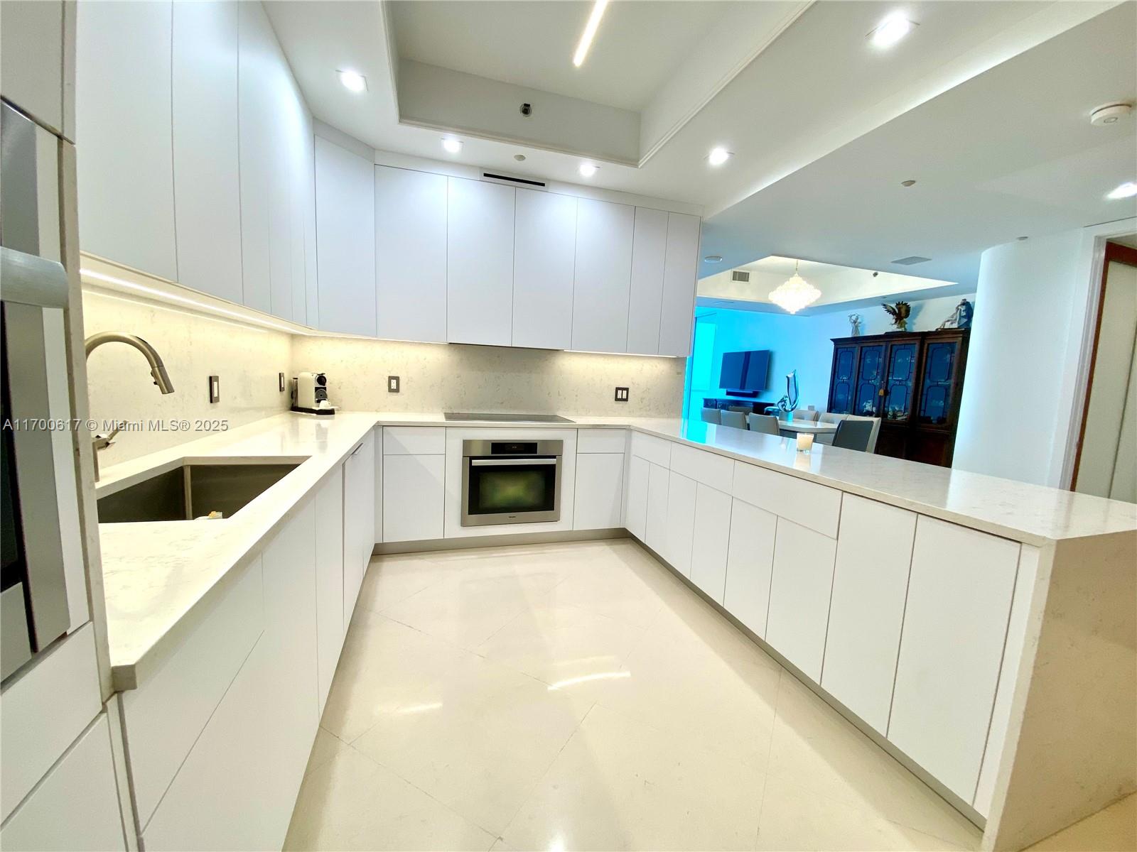 CONTINUUM ON SOUTH BEACH - Residential