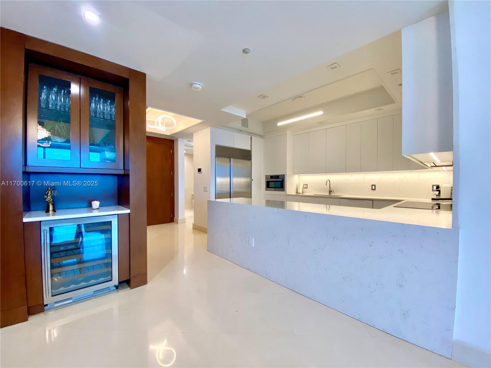 CONTINUUM ON SOUTH BEACH - Residential