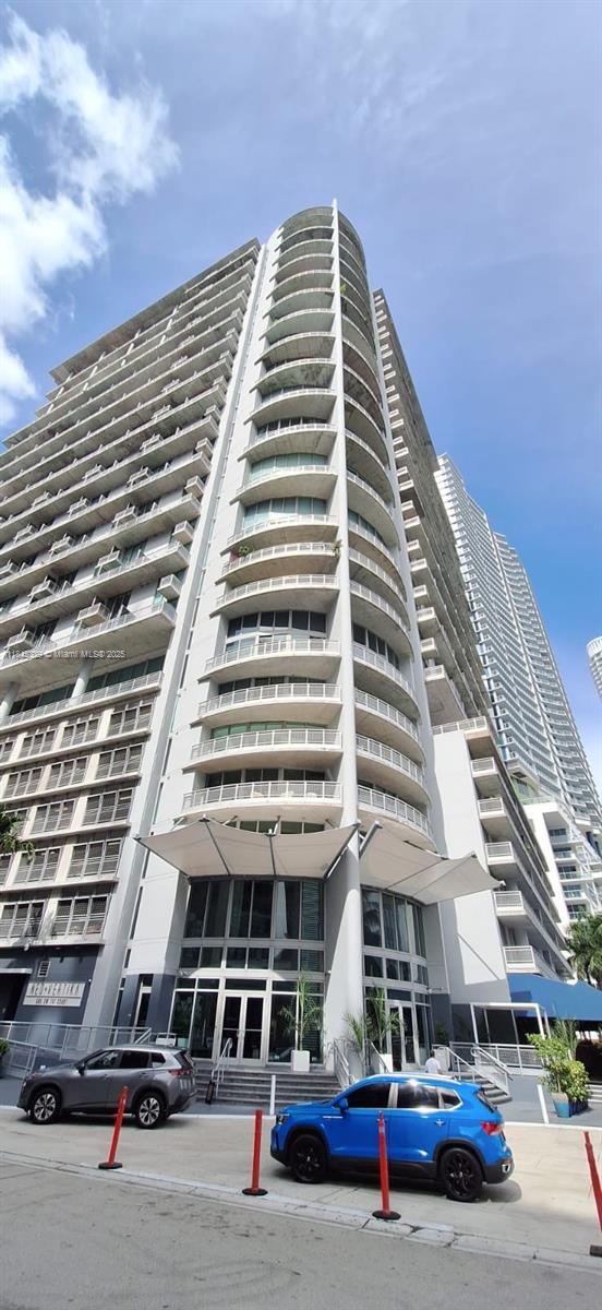 The association has reserves. Can be bought using CONVENTIONAL financing. Amazing two-story loft-style residence overlooking the Miami River. This spacious home features generous bedrooms and an unbeatable location. placing you right in the heart of the action with endless social opportunities. The building offers many amenities. There is a dog park, pickleball courts, CrossFit facilities, a stunning pool area and breathtaking views of the downtown skyline. Plus, you are just a short walk from Brickell's vibrant scene. Live where luxury meets convenience.