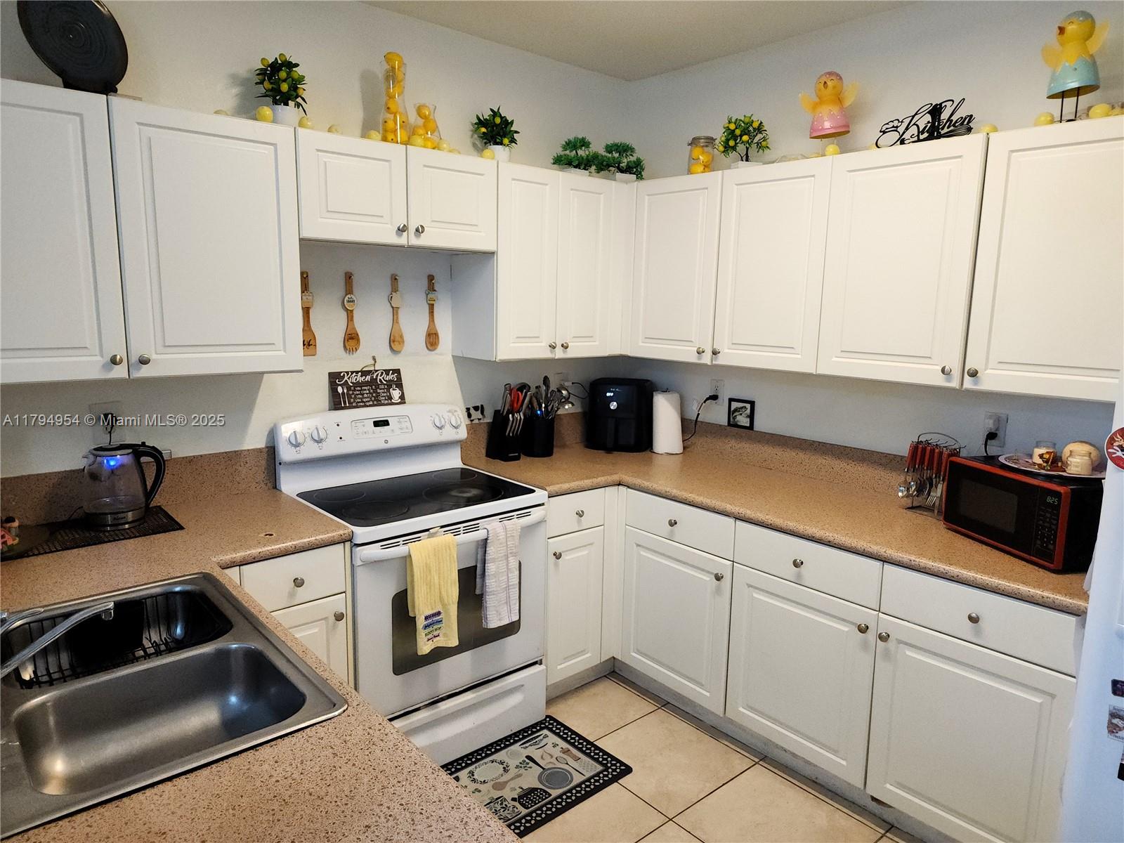 FIJI CONDO NO 3 - Residential