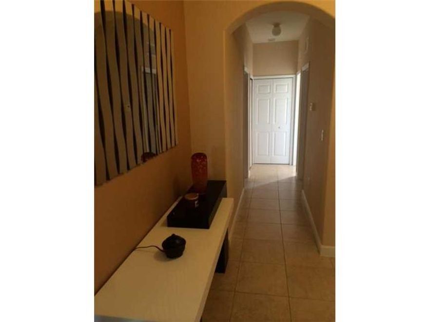 BEAUTIFUL CONDO 3 BEDRROMS 2 BATHS. EASY ACCES TO MAJOR HIGHWAYS AND THE BEACHES