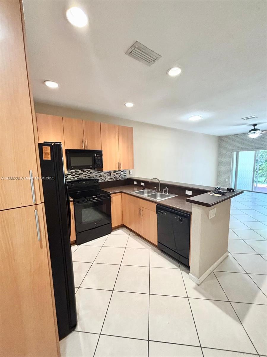 OAKLAND LAKES - Residential