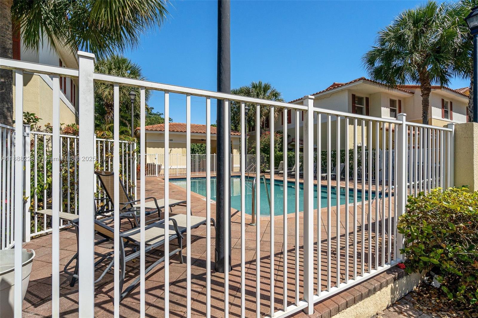 OAKLAND LAKES - Residential