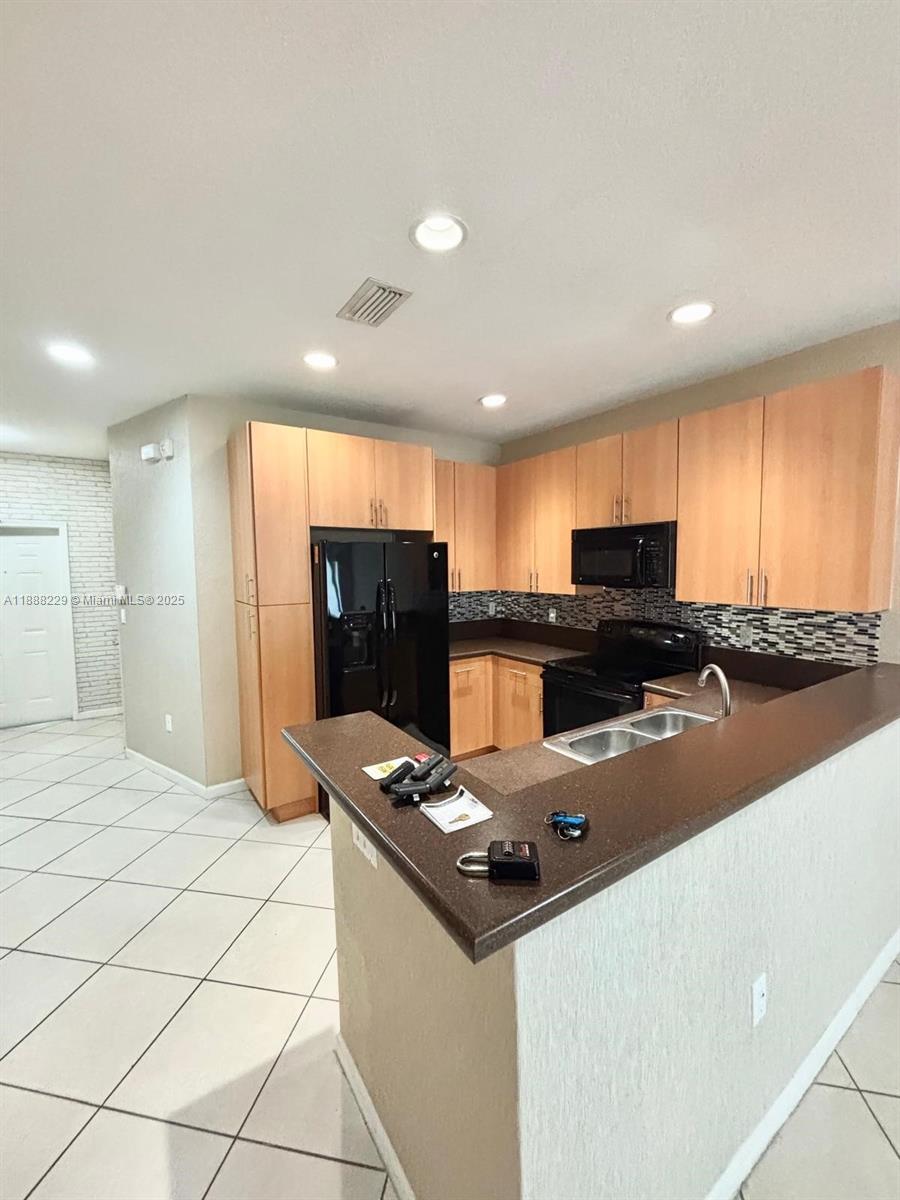 OAKLAND LAKES - Residential