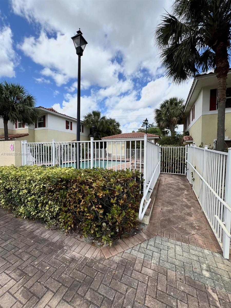 OAKLAND LAKES - Residential