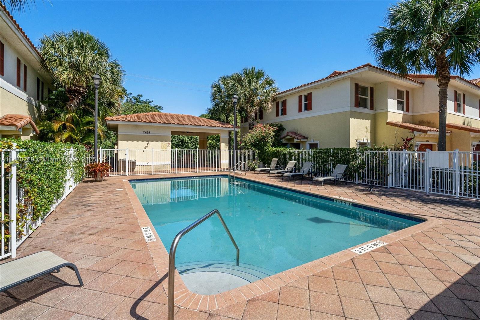 OAKLAND LAKES - Residential