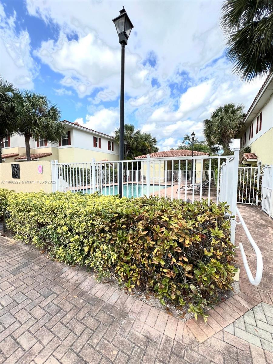 OAKLAND LAKES - Residential