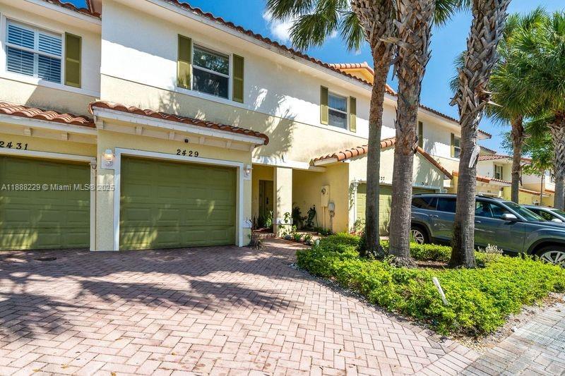 OAKLAND LAKES - Residential