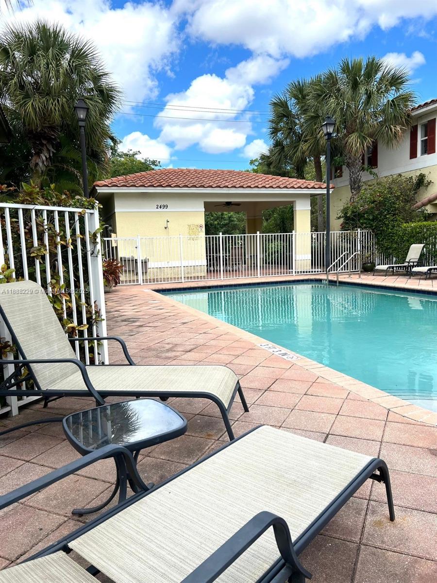 OAKLAND LAKES - Residential