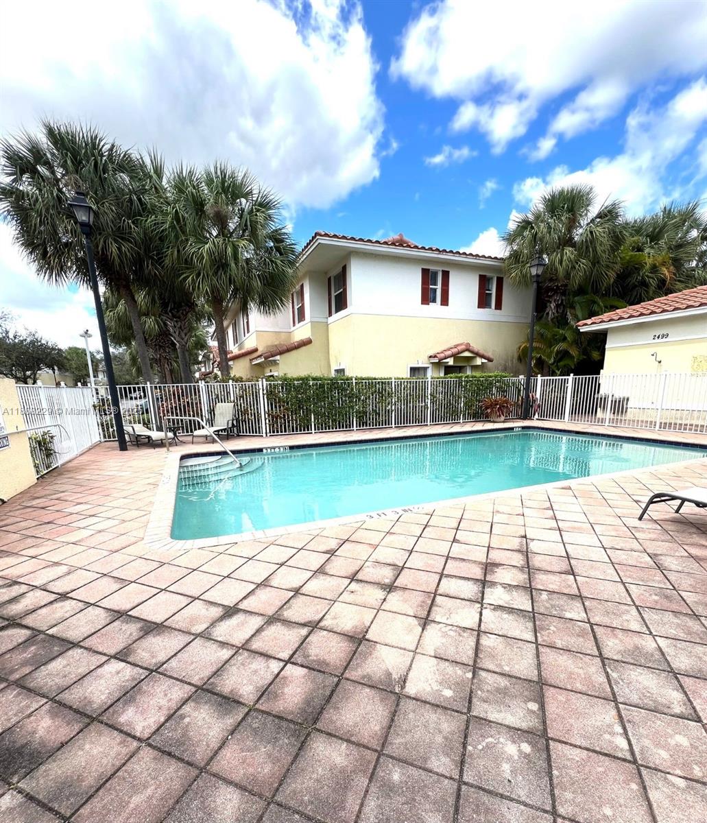 OAKLAND LAKES - Residential