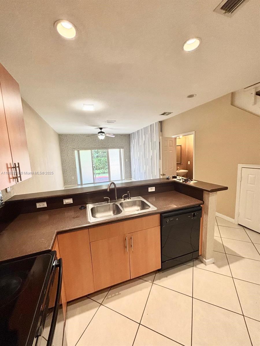 OAKLAND LAKES - Residential