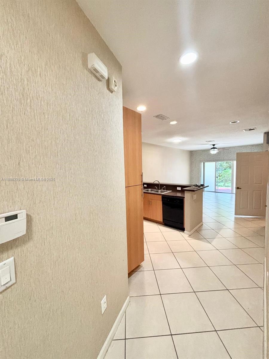 OAKLAND LAKES - Residential