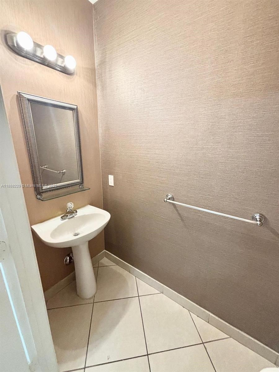 OAKLAND LAKES - Residential