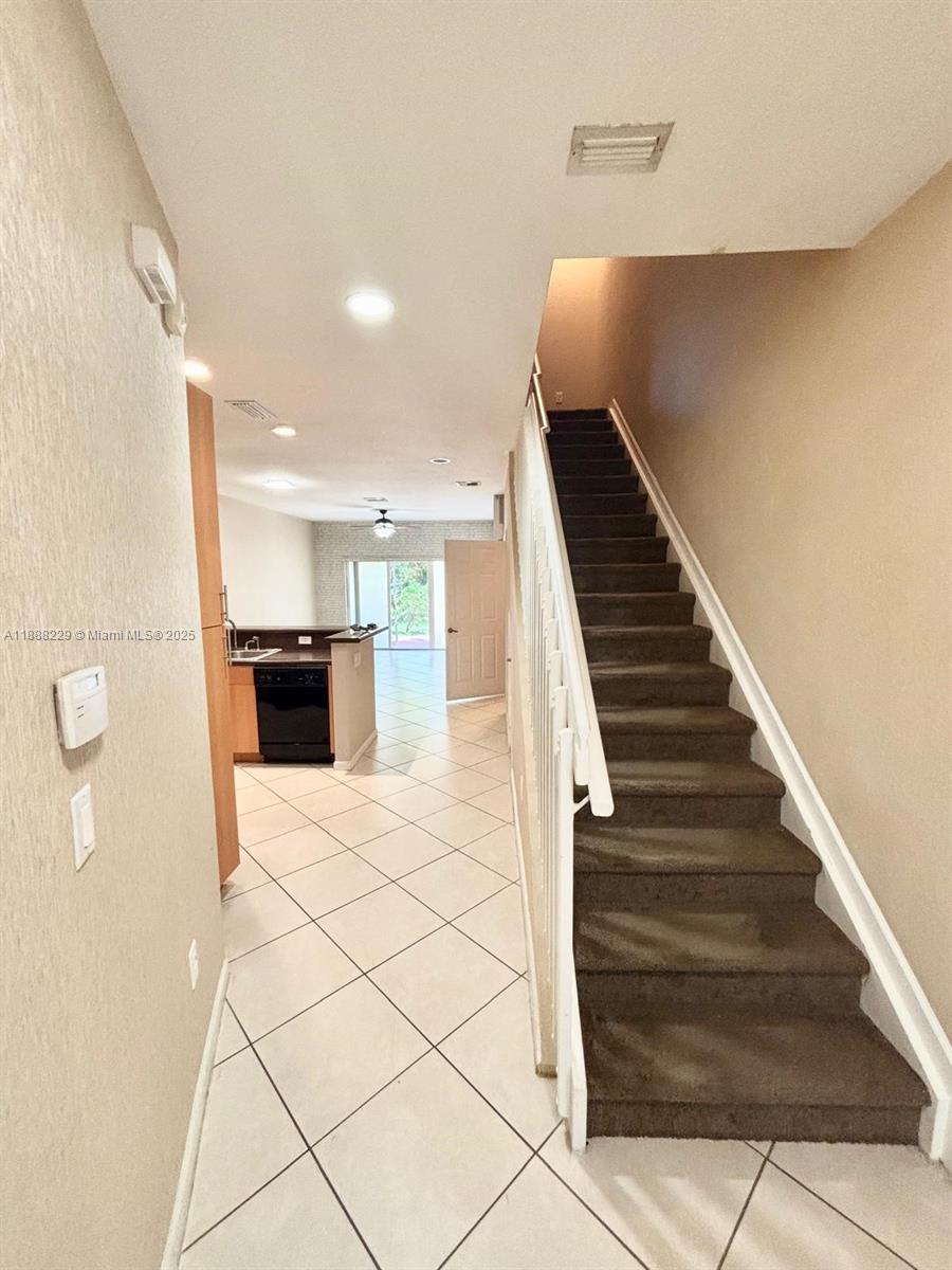 OAKLAND LAKES - Residential