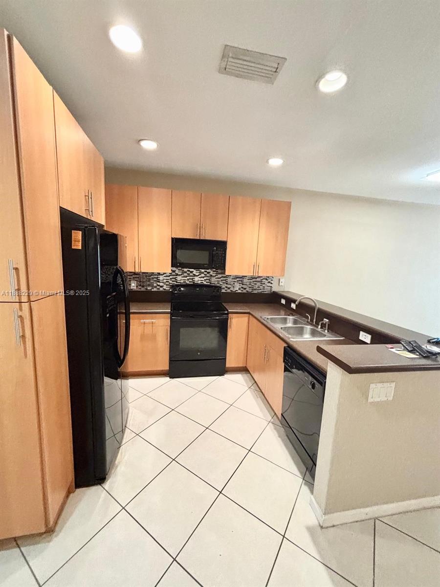 OAKLAND LAKES - Residential