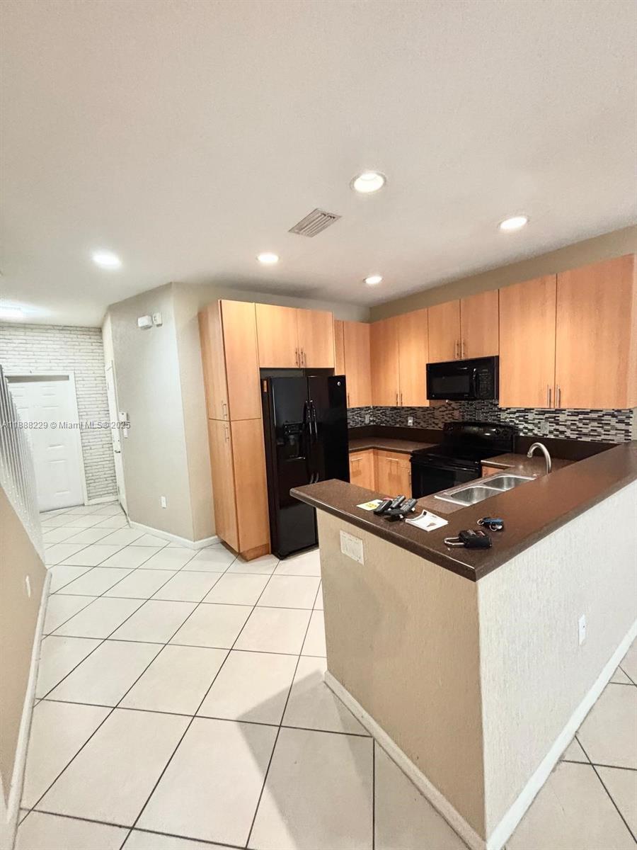 OAKLAND LAKES - Residential