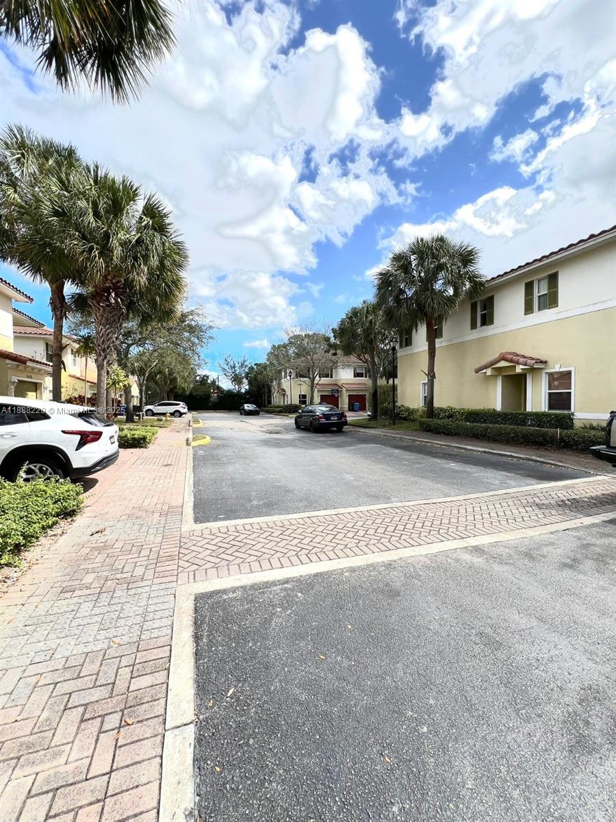 OAKLAND LAKES - Residential