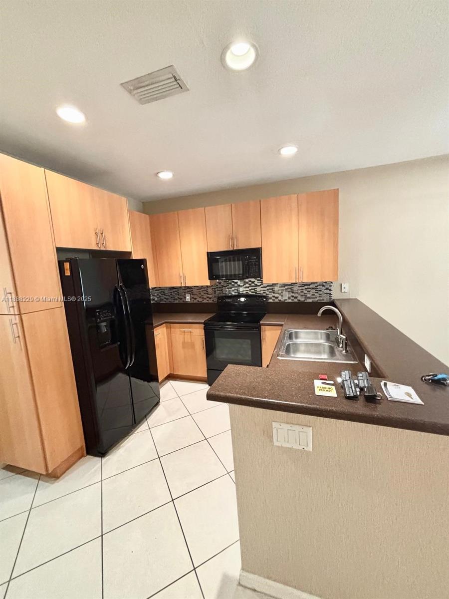 OAKLAND LAKES - Residential