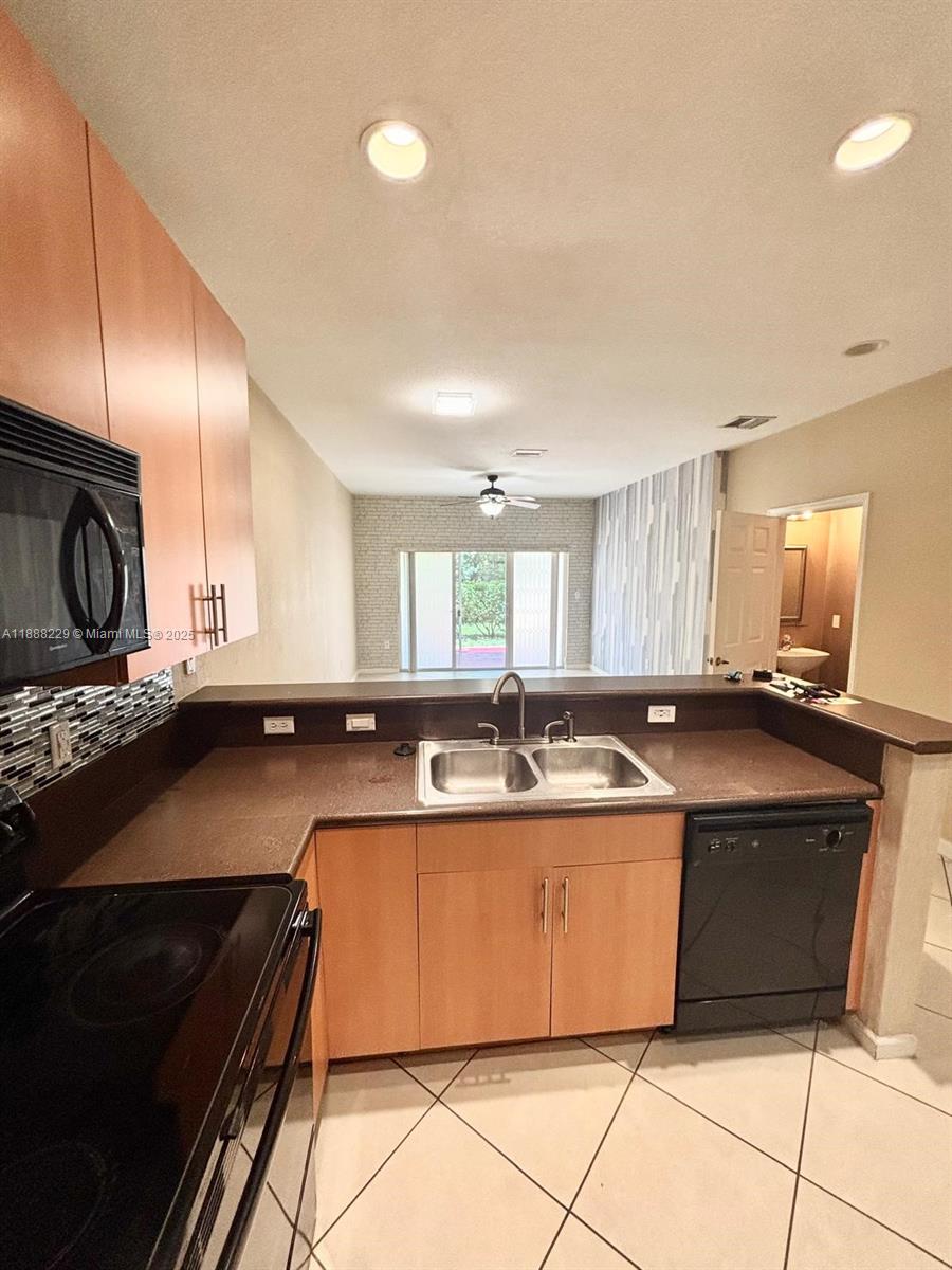 OAKLAND LAKES - Residential