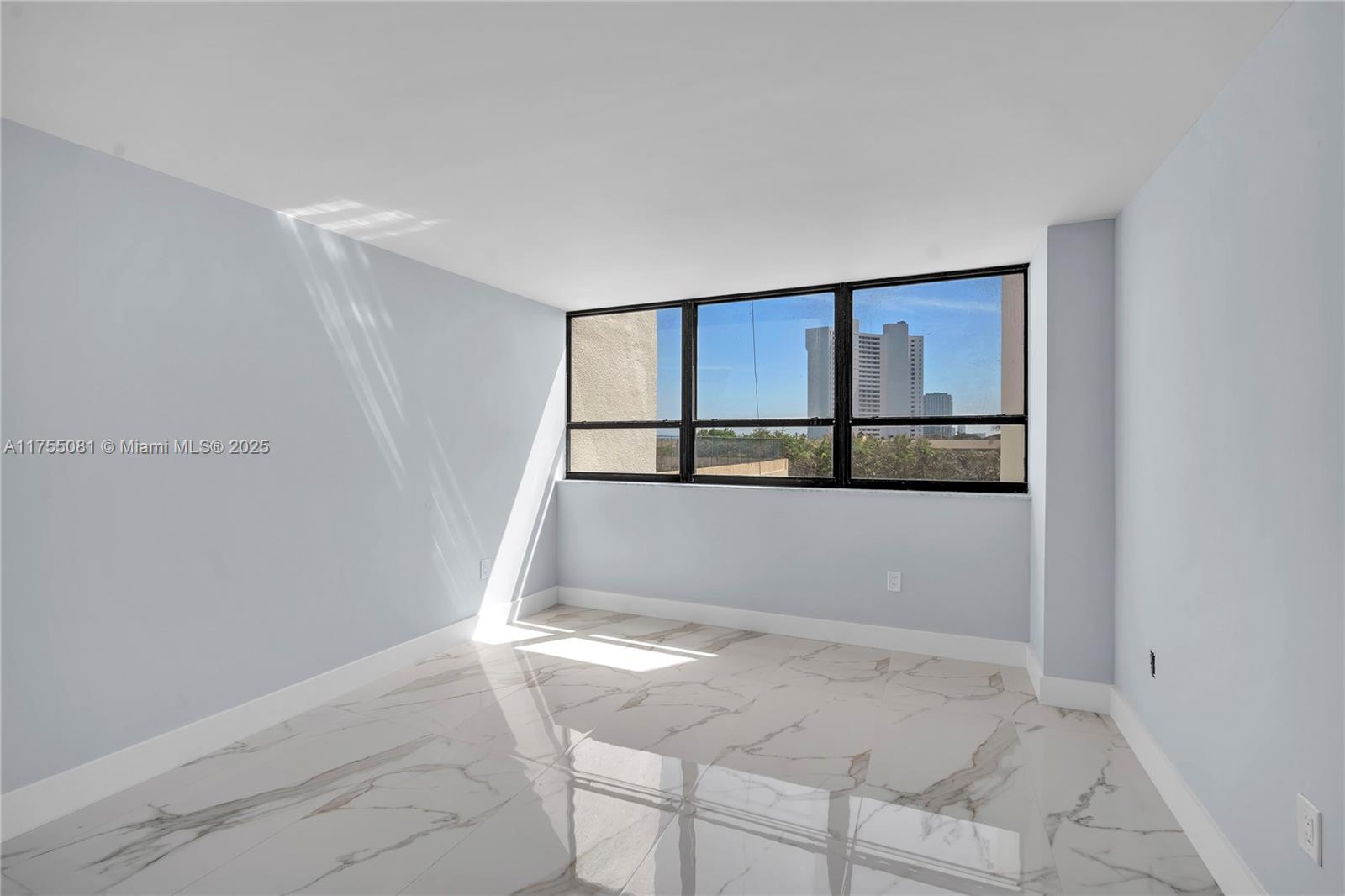 PALM BEACH HOUSE CONDO - Residential