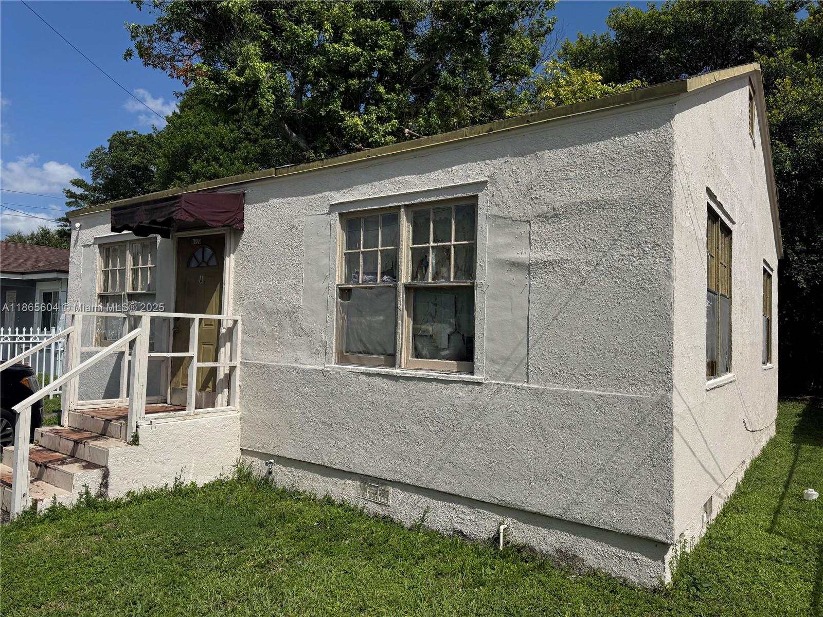 CALL FOR INVESTORS. Very well located in an emergent zone. With lots of potential to increase income with renovation/update. Front unit is a 2/1 with a section 8 tenant and back unit is a studio. Month to month tenants. Pleased do not disturb the tenants.