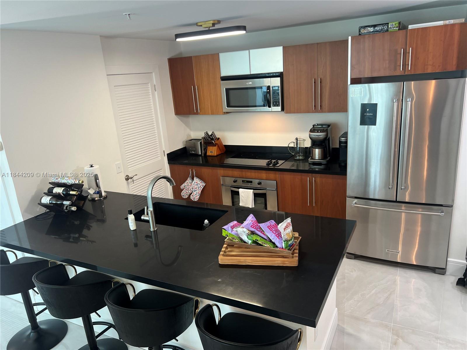 MET 1 CONDO - Residential