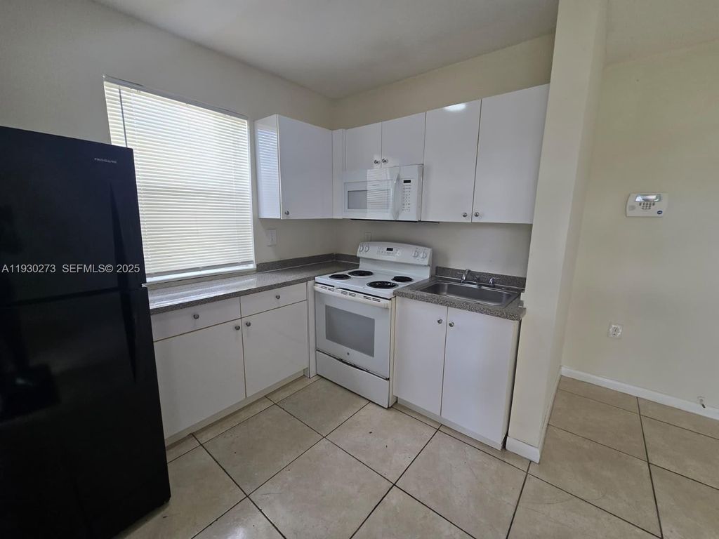 Photo of 609 NW 7th Ave #12, Hallandale Beach, FL 33009 (MLS # A11930273)