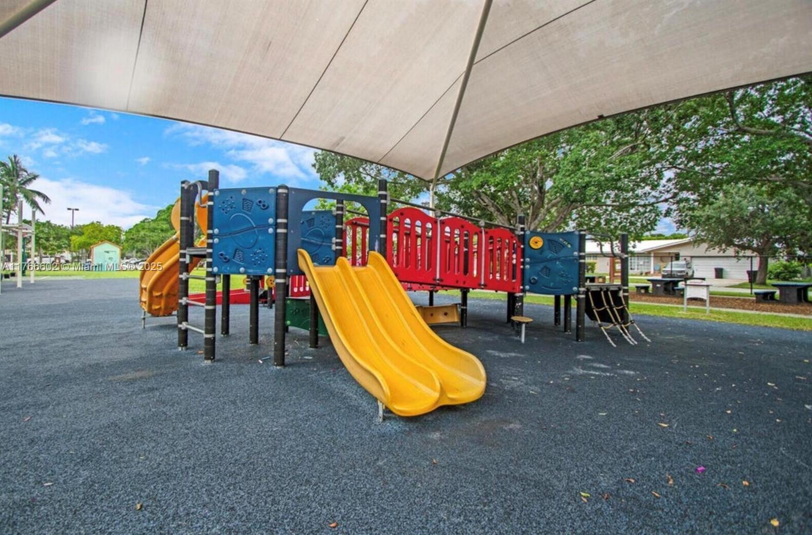 IMPERIAL POINT COLONNADES - Residential