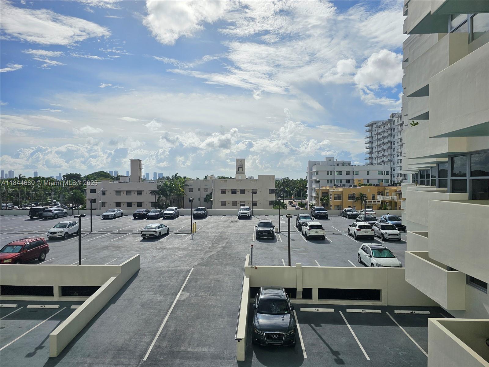 Steps away from the beach! Conveniently located studio with gym, pool and beach access, surrounded by restaurants and convenience stores, cable and internet included in rent.
