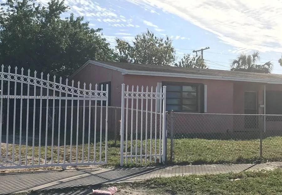 Online Auction Ends March 31, 2025, 9:00 AM Est. Discover this inviting 3-bedrooms, 2-bathroom home, offering a wonderful opportunity to live in a desirable Miami Gardens neighborhood. An Auction deposit is required to bid which will be applied to the sale price of the winning bid. Sold AS- IS. Assumed to be occupied. Explore more details and submit your bid through Federa Home app. Â
PROPERTY IS OCCUPIED! UNDER NO CIRCUMSTANCES BOTHER THE OCCUPANTS. Buyers are fully responsible to do their due diligence. Property is a Pre-Foreclosure.