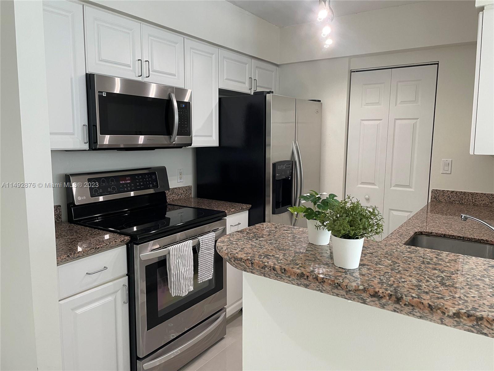 Spectacular and spacious 1 Bed/ 1 Bath with 750 sqft in the Heart of Brickell, beautifull water and city views,new ceramic floor,new E-Range,building with plenty of ammenities pool,jacuzzi,gym,tennis court,business center, and social areas, close to brickell city center
