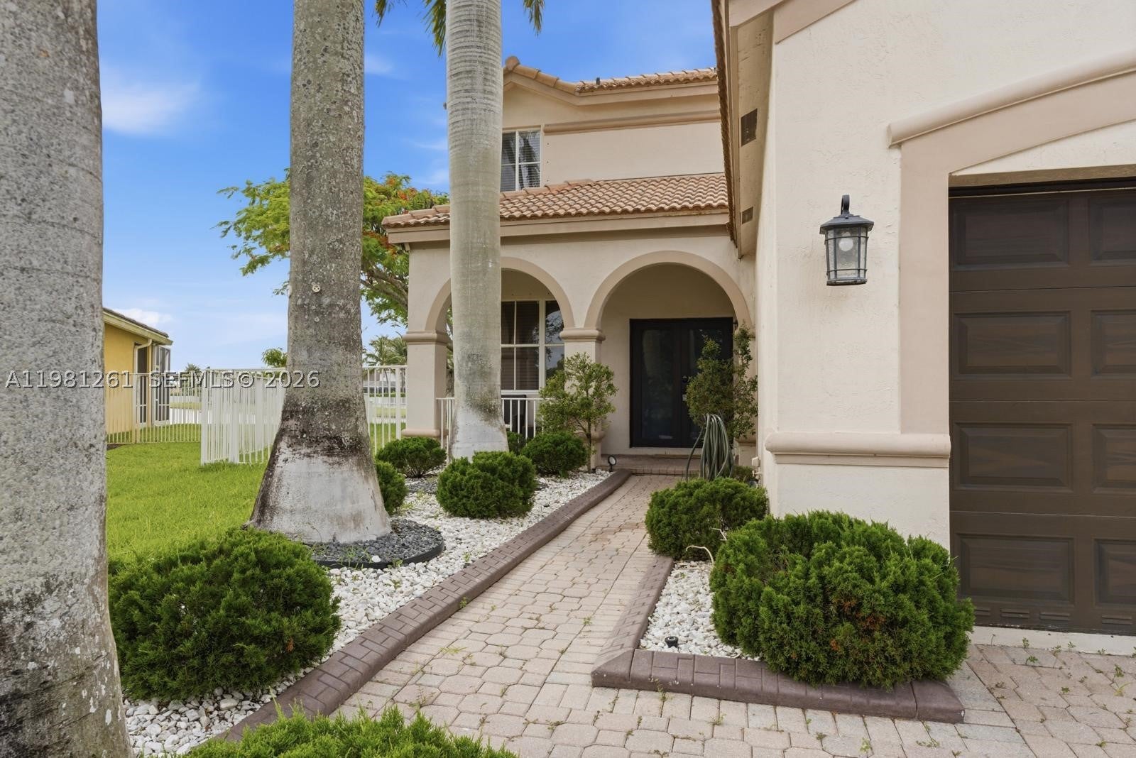 663 Live Oak Ln, Weston FL 33327