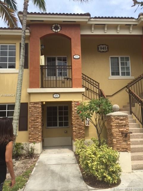 VERY WELL KEPT CONDO IN MONTEREY AT MALIBU BAY. CLOSE TO BAPTIST HOSPITAL, TURNPIKE.
COMPLETLY TILED. MUST SEE!!!