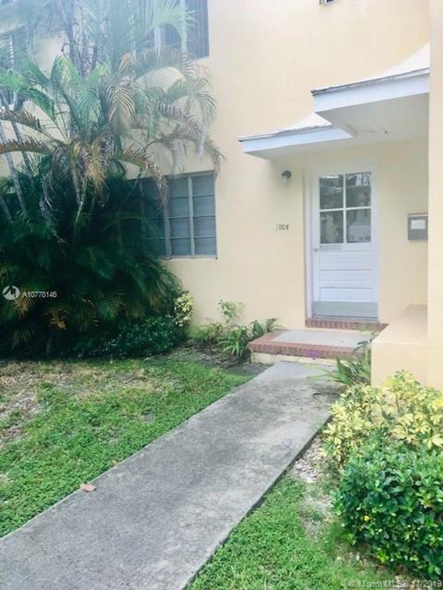 CORAL GABLES LARGE 1 BEDROOM, 1 BATH, LOCATED ON 1ST FLOOR, VERY SPACIOUS, GOOD CLOSET SPACE. CENTRALLY LOICATED, NEAR SHOPPING, TRANSPORATION & MORE.