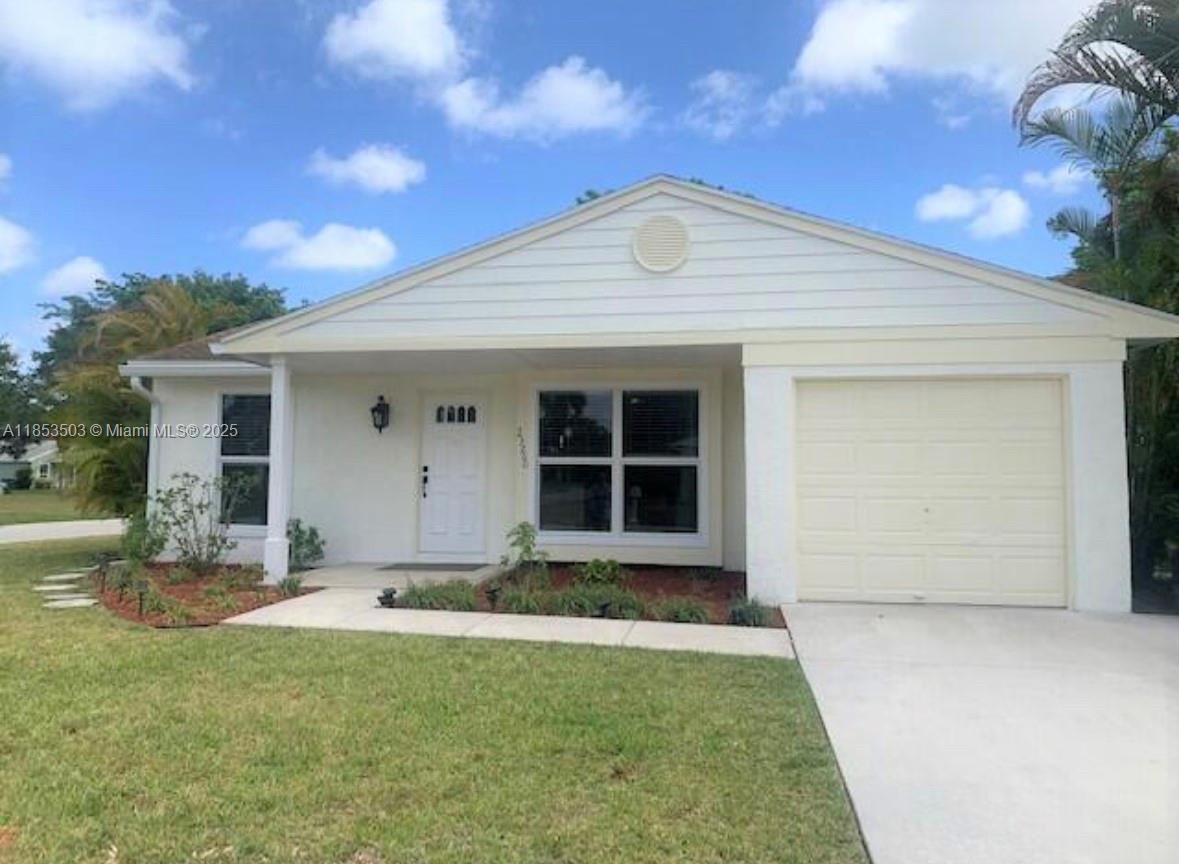 Beautiful and remodeled 3 bedrooms, 2 baths house! Vaulted ceilings, lots of natural light. Corner lot with side yard with privacy fence all around. Community pool, tennis courts, basketball, and jogging paths around lakes. Great location, nice neighborhood with excellent schools.