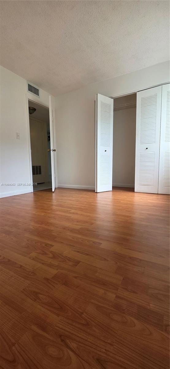 LAKEWOOD ON THE GREEN CON - Residential