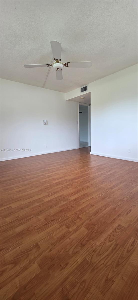 LAKEWOOD ON THE GREEN CON - Residential