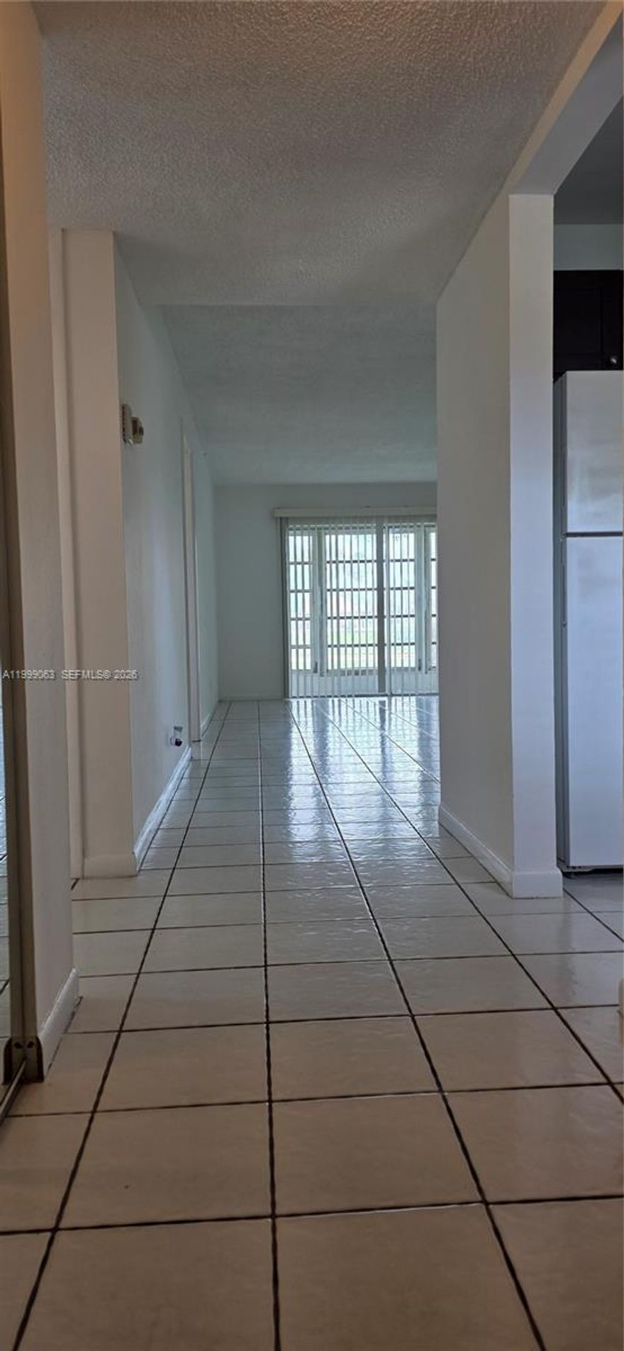 A wonderful apartment! It features 2 bedrooms and 2 bathrooms, with ceramic tile flooring and laminate floors in the bedrooms, and  natural light. An excellent option for both investors and owner-occupants. The community association offers a swimming pool and clubhouse. It enjoys a prime location, situated close to major road, supermarkets, shops, and schools. A fantastic community!