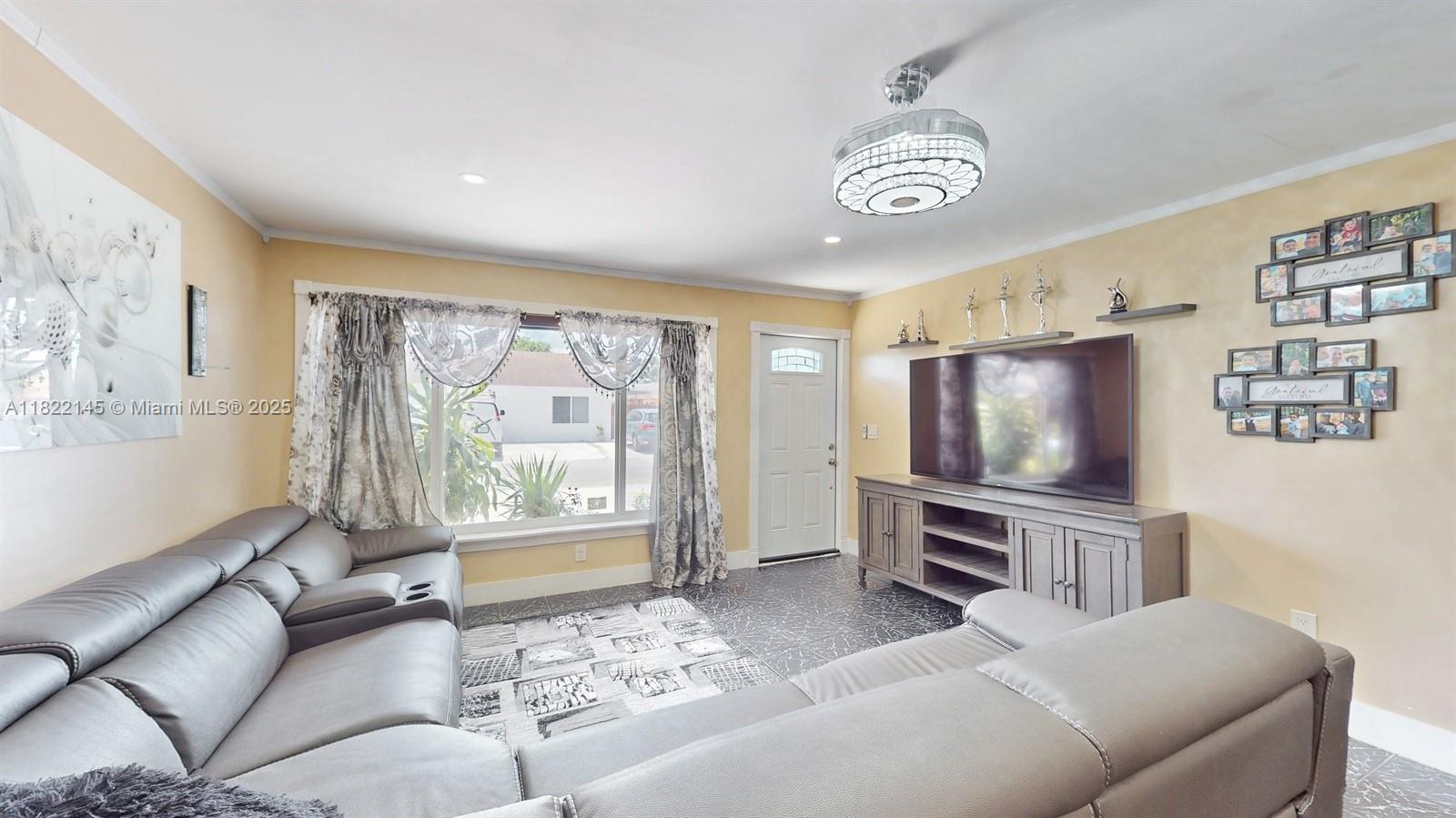 18044 NW 41st Pl, Miami Gardens, FL, 33055/$350,000 3 18044 NW 41st Pl