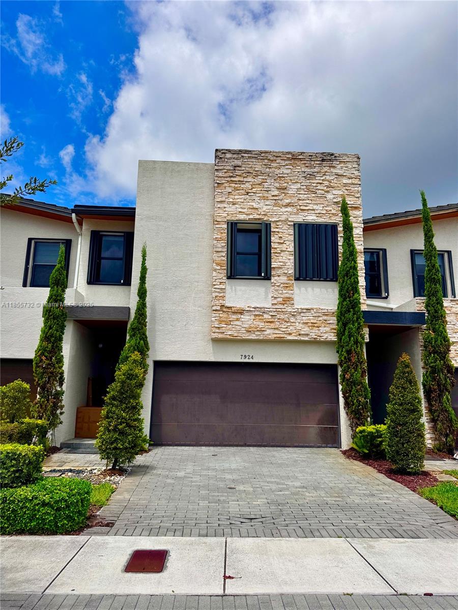 GRAND BAY SOUTH TOWNHOMES - Residential Lease