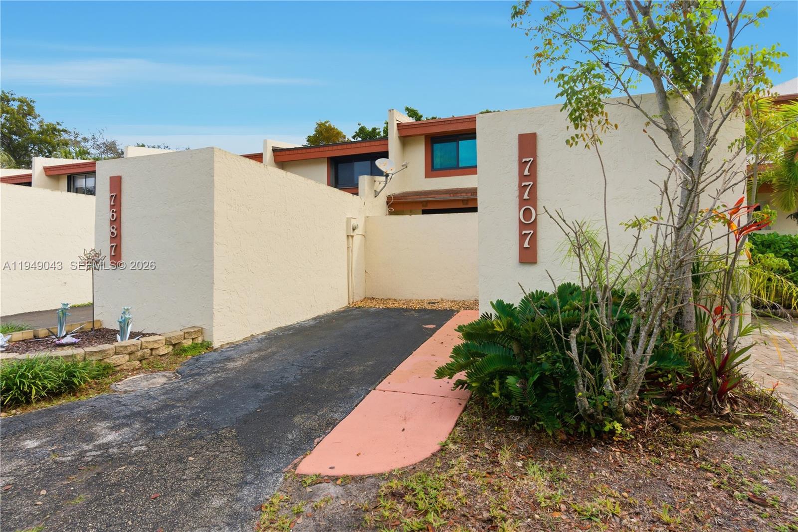 SUNSET KENDALL VILLAS - Residential