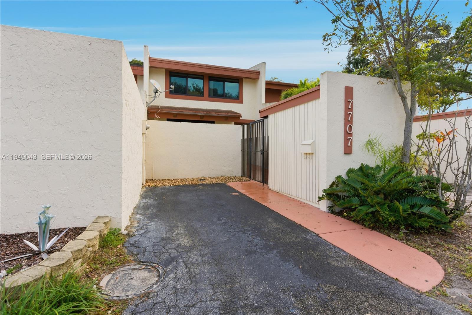 SUNSET KENDALL VILLAS - Residential