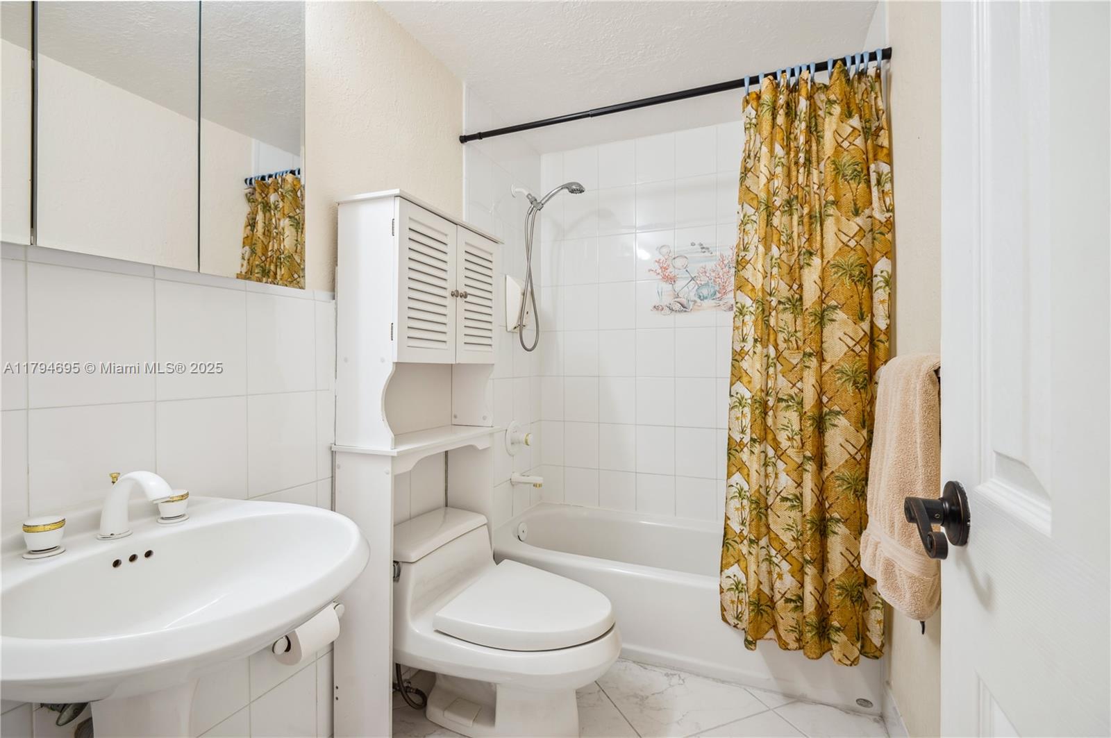 ALEXANDER TOWERS - Residential Lease